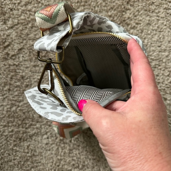 Cheetah Crossbody NEW - Picture 2 of 4